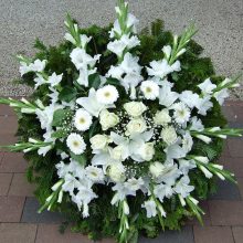 Koszorú fehér rózsákkal