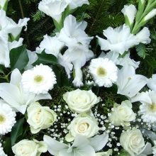 Koszorú fehér rózsákkal