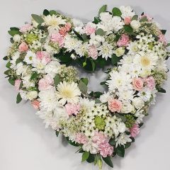 Szív koszorú fehér és pasztel virágokkal