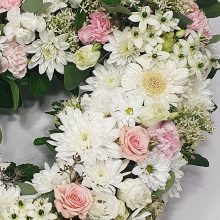 Szív koszorú fehér és pasztel virágokkal