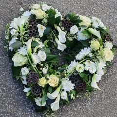 Szív koszorú fehér rózsákkal és kálákkal