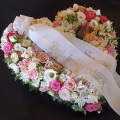 Szív koszorú selymes rózsaszín és fehér virágokkal