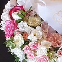 Szív koszorú selymes rózsaszín és fehér virágokkal