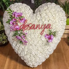   Szívkoszorú fehér szegfűkkel, felirattal, orchideás díszítéssel