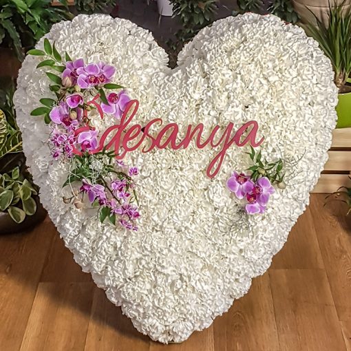 Szívkoszorú fehér szegfűkkel, felirattal, orchideás díszítéssel