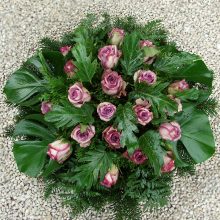 Temetési koszorú lila rózsákkal és különleges levelekkel