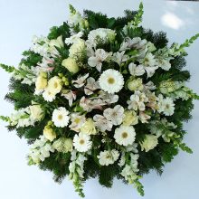 Temetési koszorú fehér virágokkal