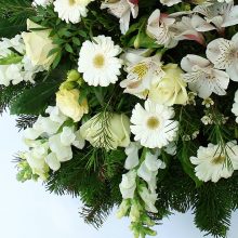 Temetési koszorú fehér virágokkal