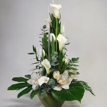 Virágtál kálákkal és orchideákkal