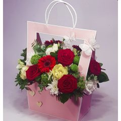  A szeretet üzenete - virágtáska vörös rózsákkal