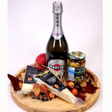 Ajándéktál sajtokkal olivával és Martini pezsgővel