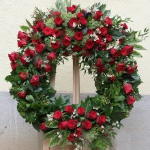 Dúsan zöldezett görögkoszorú vörös rózsákkal