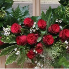 Dúsan zöldezett görögkoszorú vörös rózsákkal