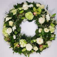 Görögkoszorú fehér krém és zöld virágokkal