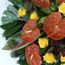 Koszorú anthúriumokkal és rózsákkal