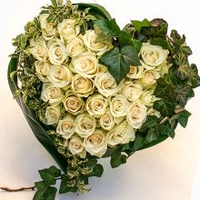 szívkoszorú fehér rózsákkal borostyánnal
