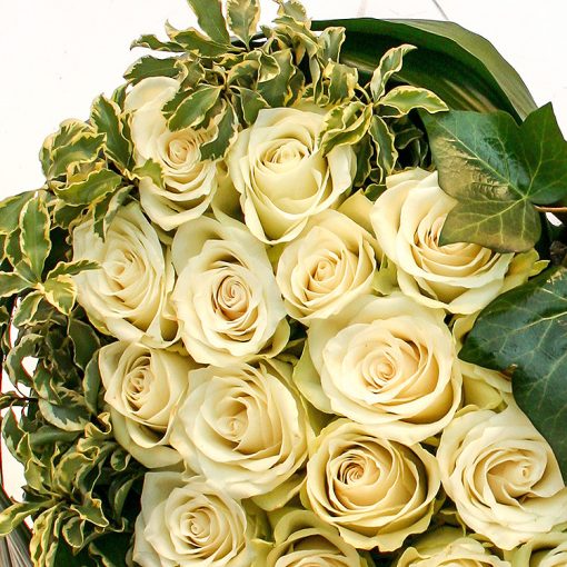 szívkoszorú fehér rózsákkal borostyánnal