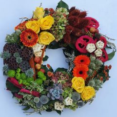   Szivárványos görögkoszorú sárga rózsákkal és termésekkel