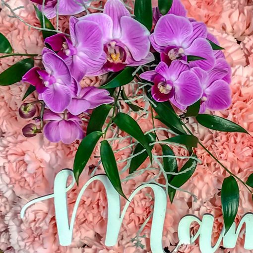 Szivkoszorú rózsaszín szegfűkkel