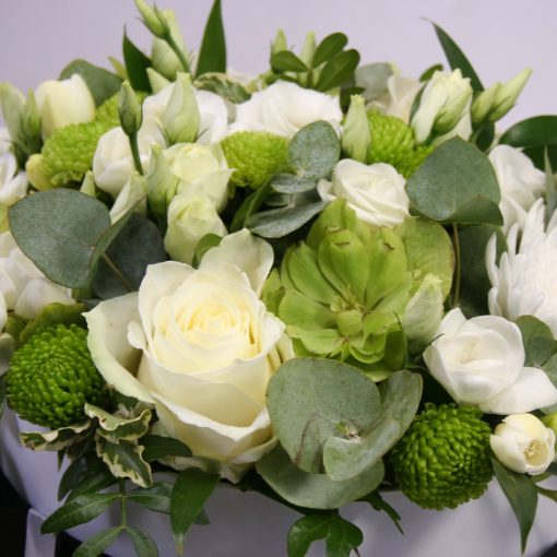 Virágbox zöld és fehér virágokkal